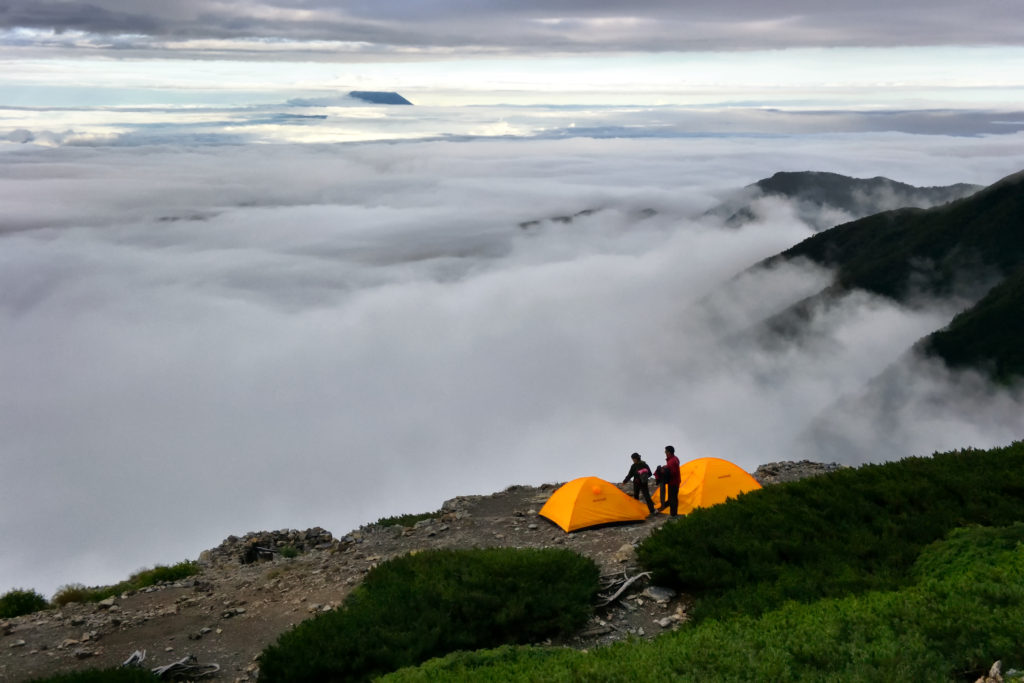 テントから雲海を眺める