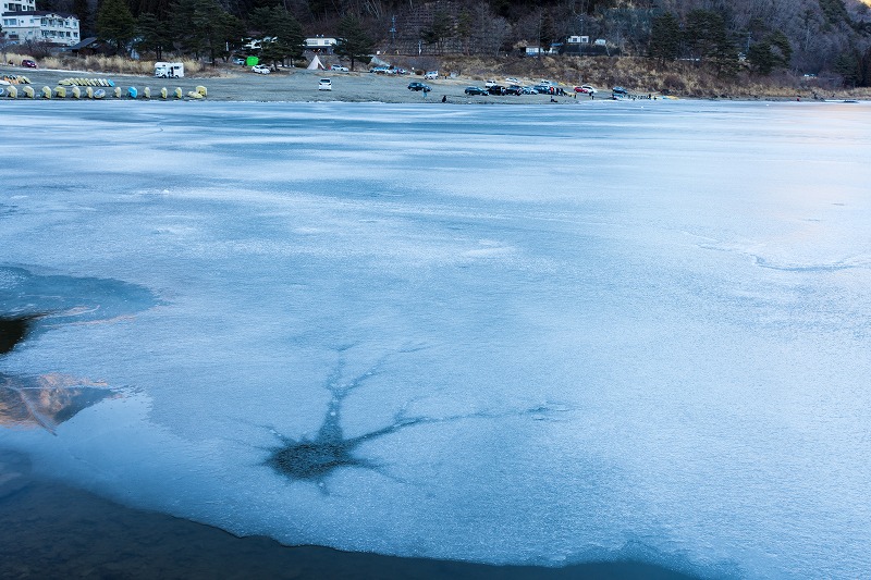 凍り付く精進湖