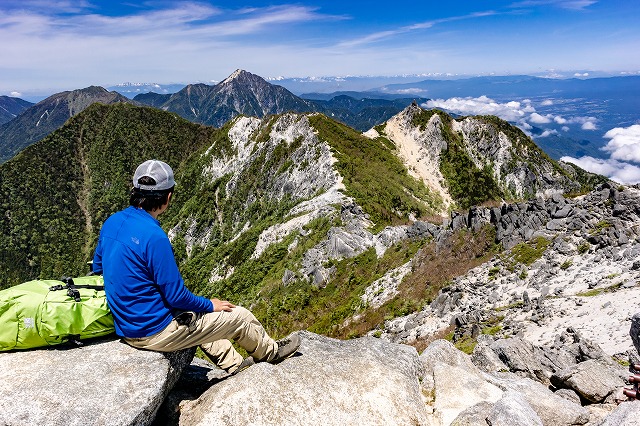 甲斐駒ヶ岳とオベリスクを眺める登山者
