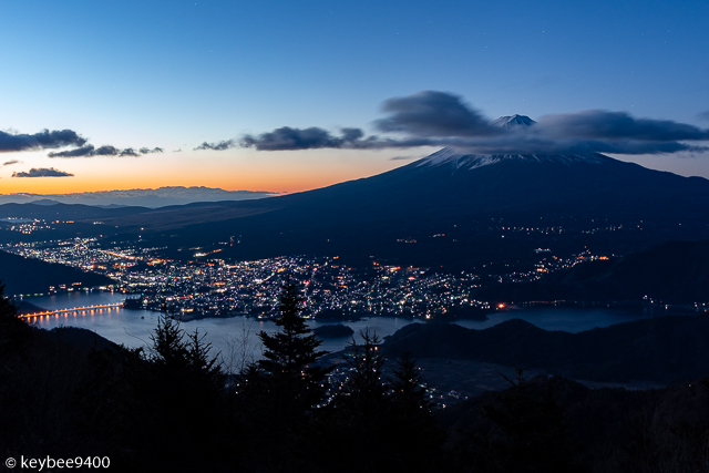 夜明けを迎える富士山と富士吉田の街　新道峠より
