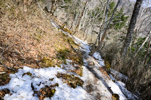 登山道の凍った残雪