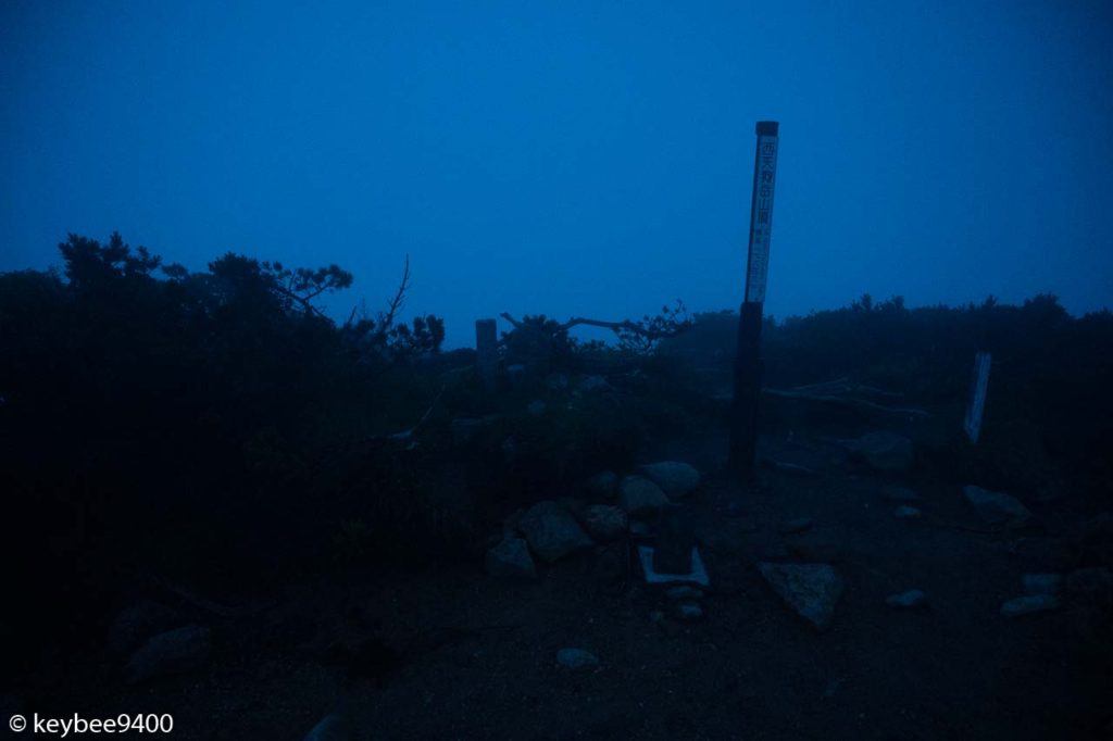 日の出の時間を迎える西天狗岳山頂