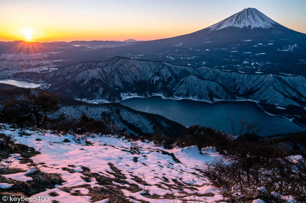 雪頭ヶ岳山頂での日の出と富士山