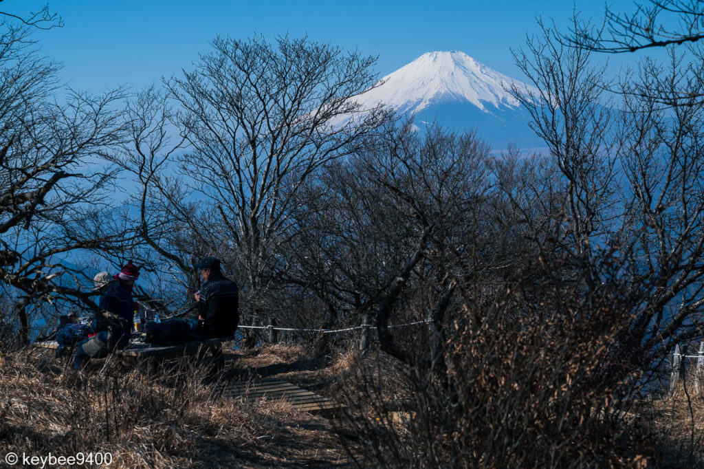 富士山とくつろぐ人