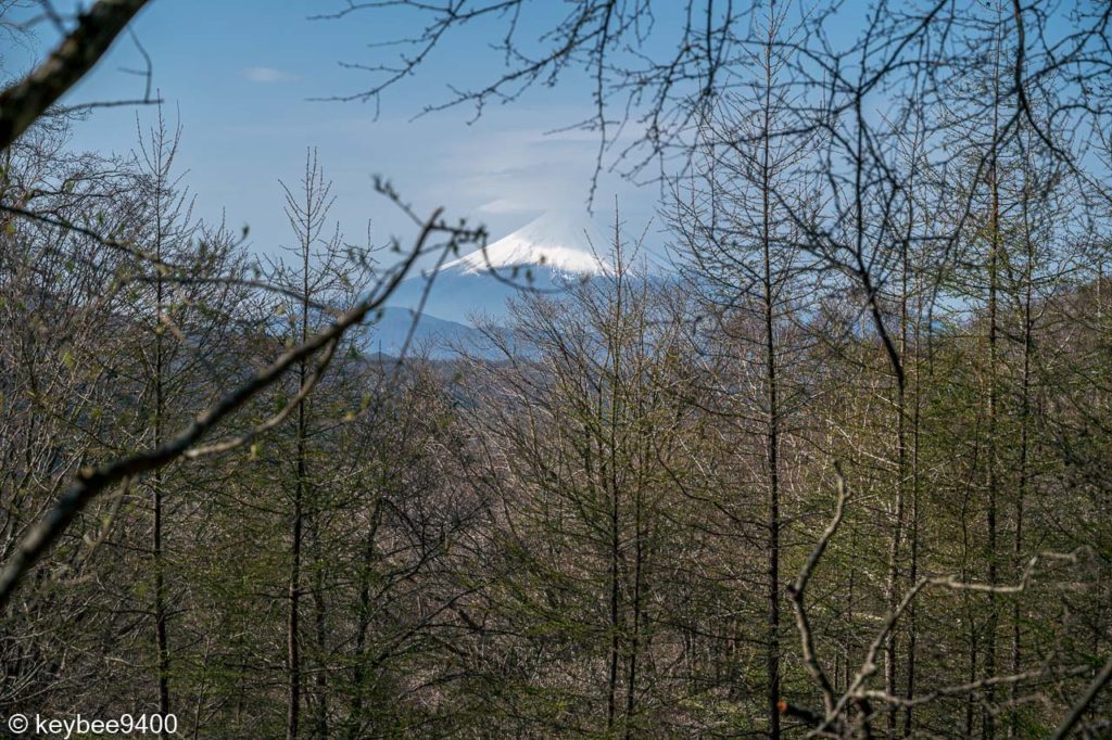 雲隠れする富士山